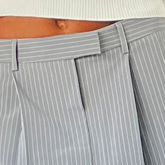 Forever 21 Pinstriped Pleated Mini Skirt in Gray/White (M) New With Tags - Picture 5 of 10